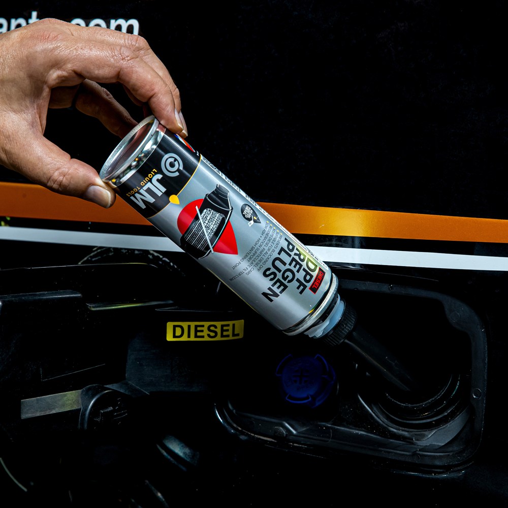 JLM DPF ReGen Plus 給油口への投入シーン