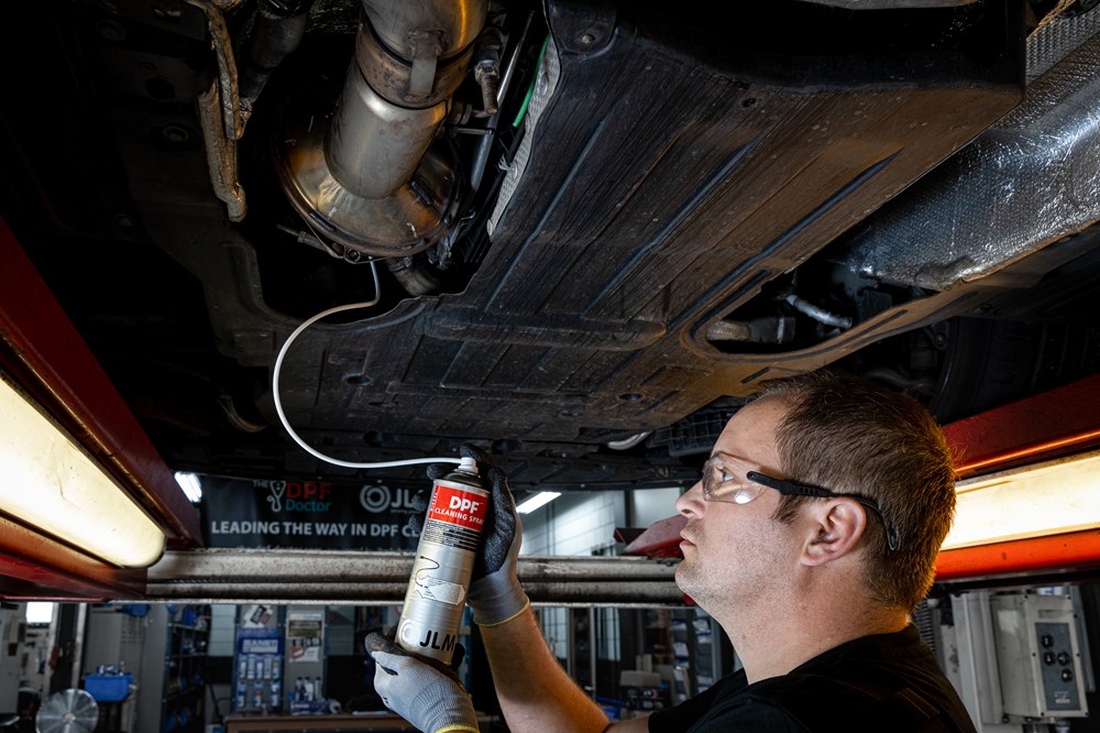 JLM DPF Cleaning Spray 使用シーン